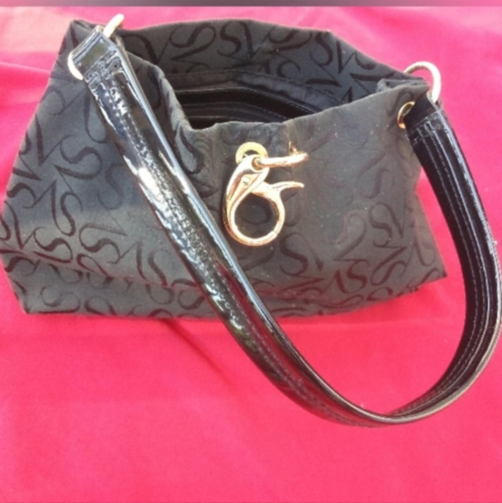 VERA WANG BLACK LOGO BAG WITH PURSE CHARM HOOK.